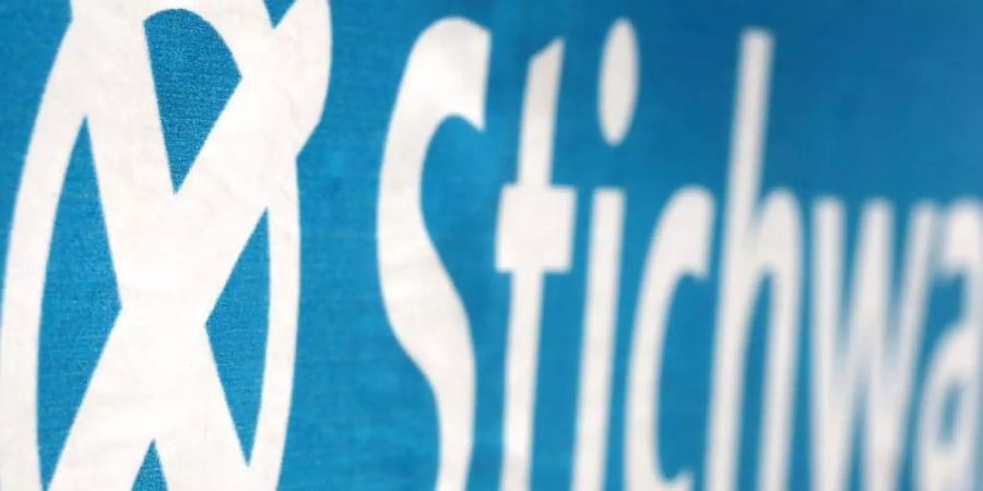 Auf einem Wahlplakat steht der Schriftzug «Stichwahl». Foto: Martin Gerten/dpa