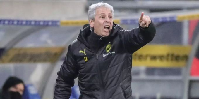 Lucien Favre dirigiert den BVB von der Seitenlinie aus. BVB