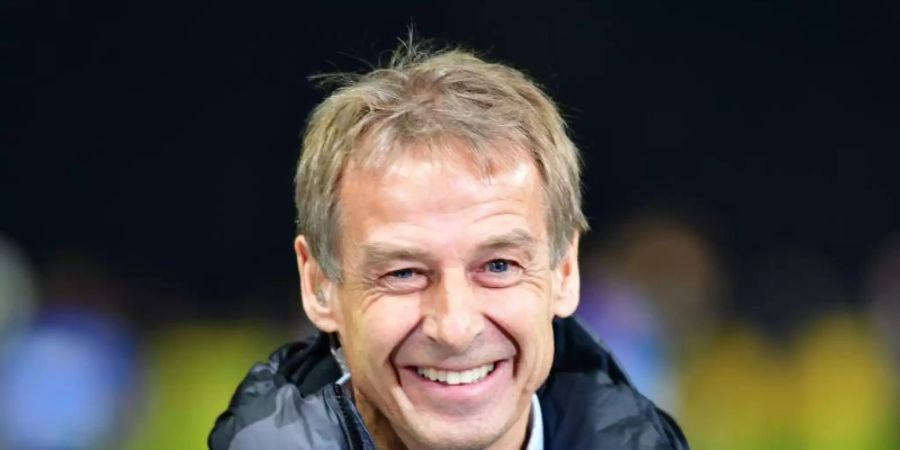 Trainer Jürgen Klinsmann antwortet schwammig auf Fragen zum möglichen Xhaka-Transfer. Foto: Soeren Stache/dpa-Zentralbild/dpa
