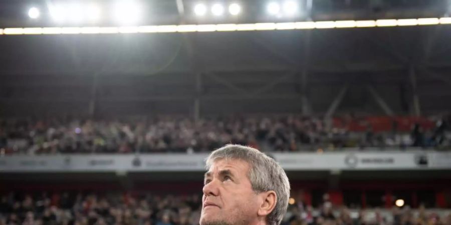 Düsseldorfs Trainer Friedhelm Funkel ist mit 66 Jahren der älteste aktive Bundesligacoach. Foto: Bernd Thissen/dpa