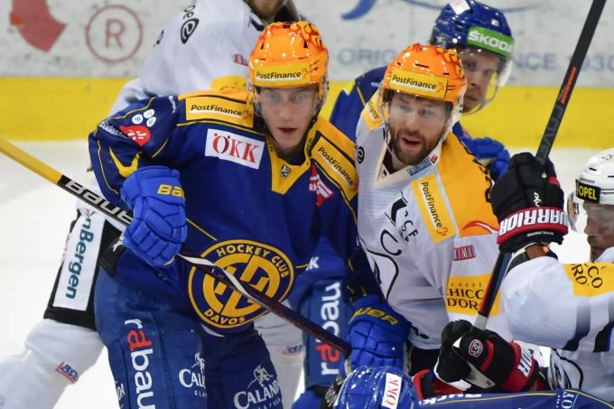 Der Davoser PostFinance TopScorer Perttu Lindgren (l.) gegen Fribourgs PostFinance TopScorer David Desharnais. Davos
