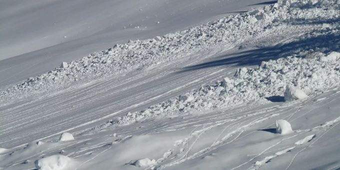 Am Feldberg wurde ein Mann von einer Lawine verschüttet. (Symbolbild). Lawine Saas-Fee