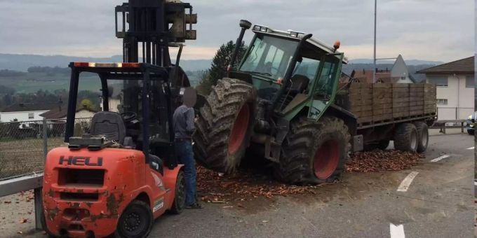 Die Traktor-Anhängerkombination kollidierte mit dem ausgescherten Anhänger. meer traktor