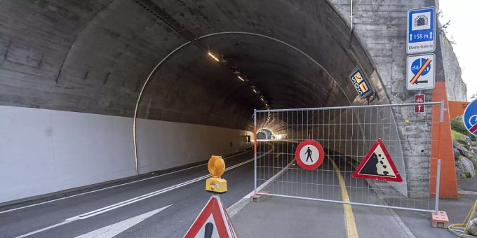 Die Axenstrasse ist nach Steinschlag und Murgang nun auch für den Langsamverkehr wieder geöffnet. (Archivbild) Die Axenstrasse ist nach Steinschlag und Murgang nun auch für den Langsamverkehr wieder geöffnet. (Archivbild)