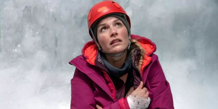Julia Berger (Mirka Pigulla) - gefangen in der Gletscherspalte. Foto: ARD/Stefanie Leo/dpa