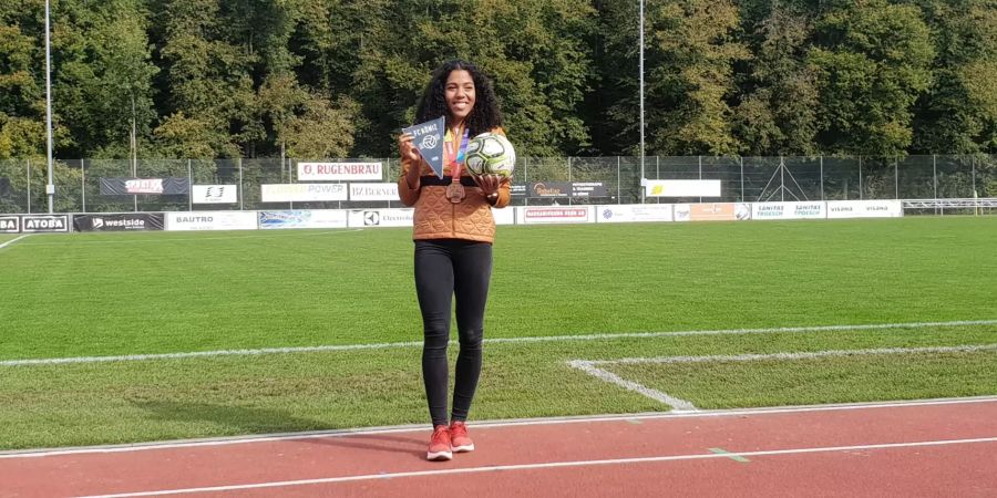 Der FC Köniz schenkt dem Star des Tages einen Ball und einen Wimpel.