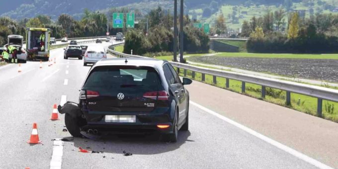 Auf der Autobahn A53 ist es zu einer Auffahrkollision mit zwei beteiligten Autos gekommen. Auf der Autobahn A53 ist es zu einer Auffahrkollision gekommen.