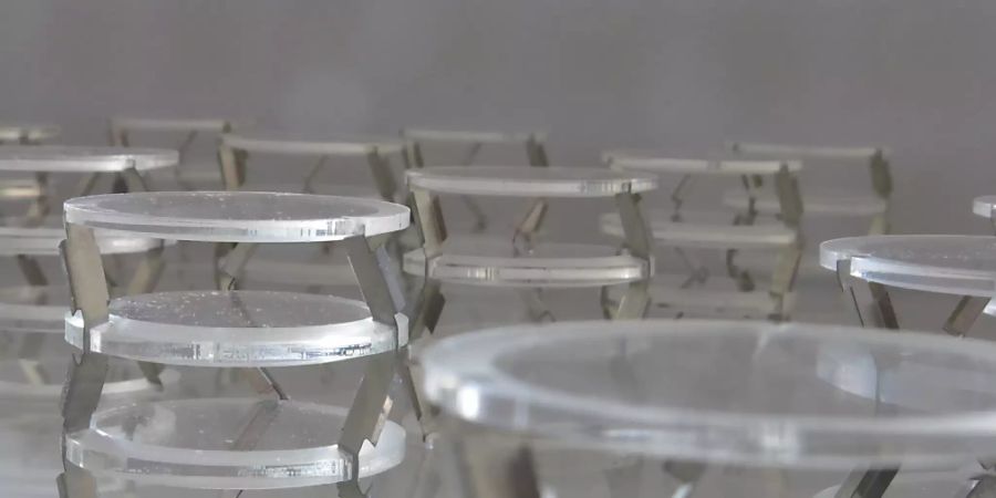 Empa Forscher haben makroskopische Kristallstrukturen entwickelt, die je nach Konfiguration bestimmte Frequenzen schlucken oder weiterleiten.
