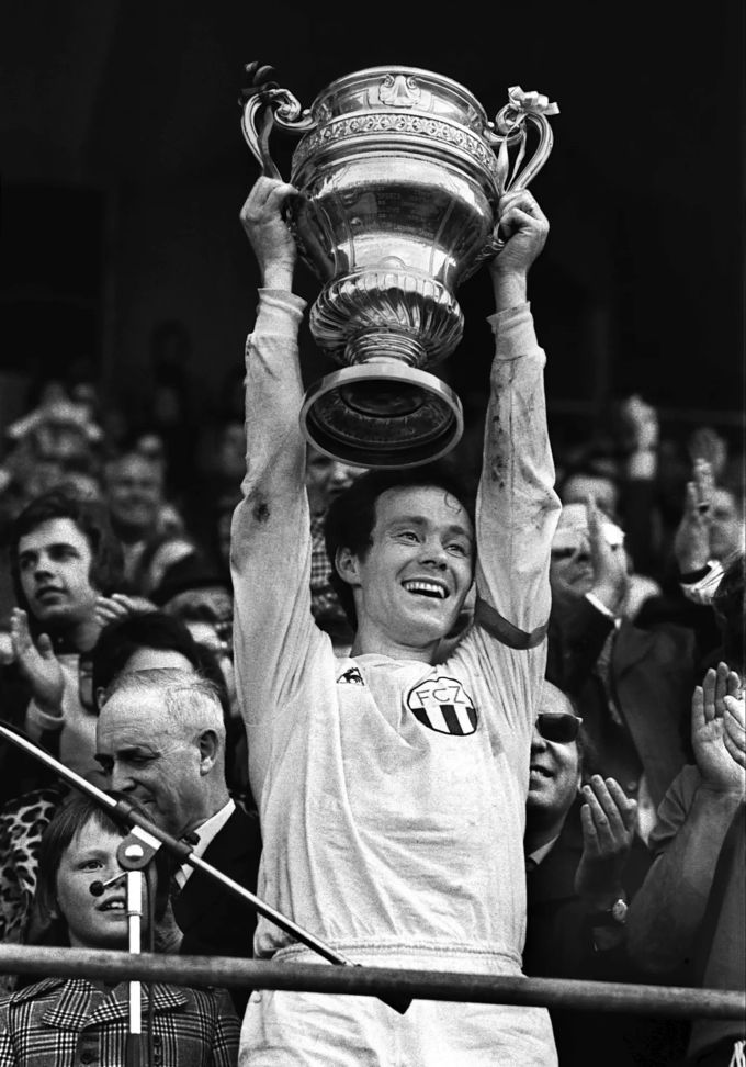 Captain Köbi Kuhn stemmt 1973 den Schweizer Pokal. Köbi Kuhn