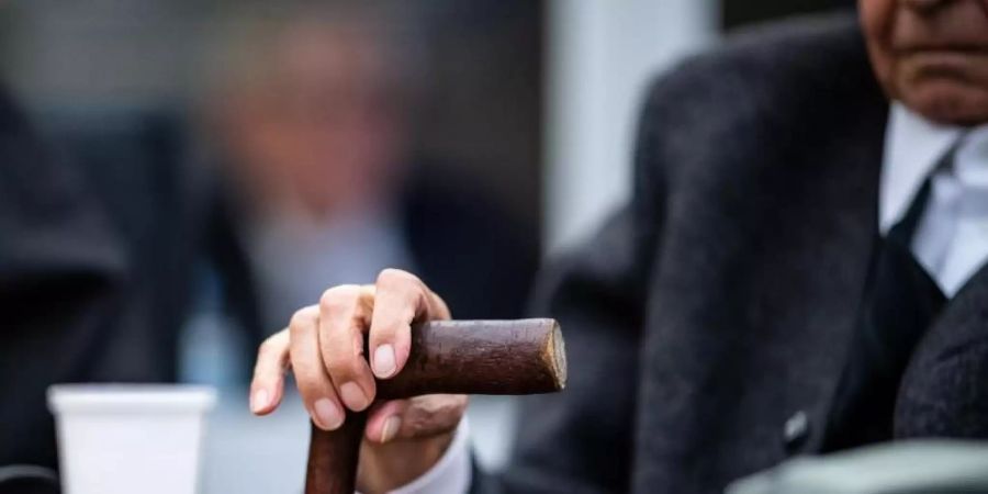 Ein ehemaliger SS-Mann im November 2018 auf der Anklagebank eines Landgerichts. Foto: Guido Kirchner/Illustration