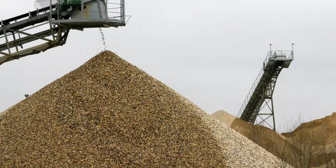 In Deutschland sind im Jahr 2018 über 600 Millionen Tonnen mineralische Rohstoffe gefördert worden – darunter auch viel Kies. (Archivbild) rohstoff