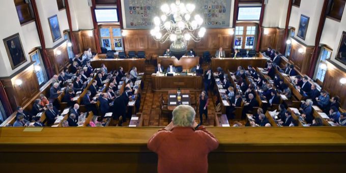 Ein Zuschauer verfolgt eine Debatte im Zürcher Kantonsrat. Zürcher Kantonsrat