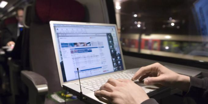 Arbeiten im Zug - Beamte stempeln schon im öV ein – und Private?