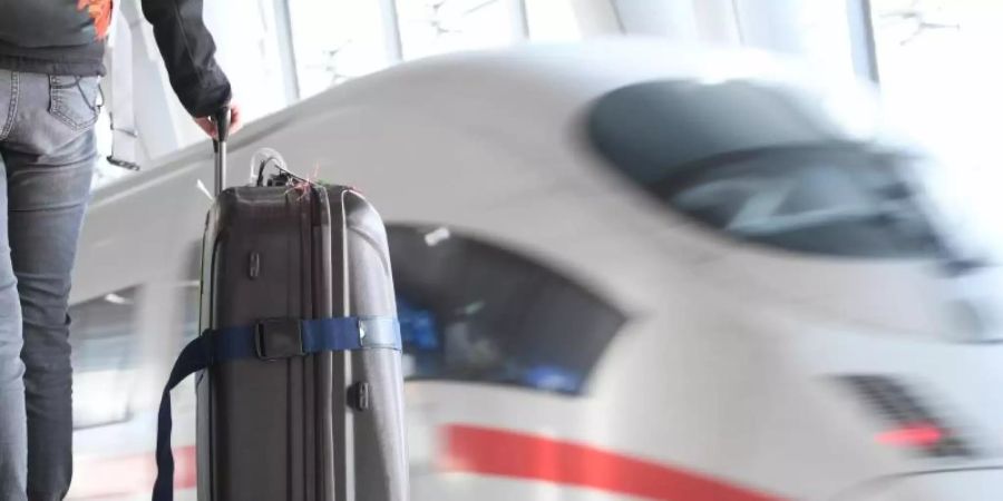 Ein ICE der Deutschen Bahn verlässt den Fernbahnhof am Flughafen von Frankfurt am Main. Foto: Arne Dedert/dpa