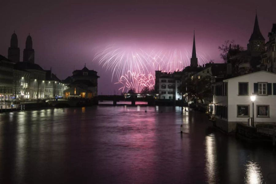 Das Feuerwerk über dem Zürichsee lockte auch dieses Jahr wieder Zehntausende in die grösste Stadt der Schweiz.