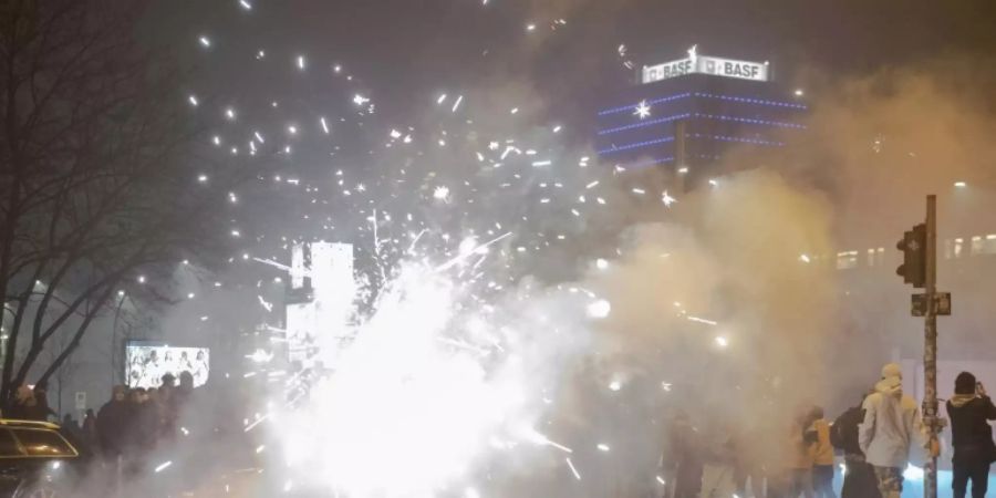 Silvesterknallerei auf Berlins Oberbaumbrücke