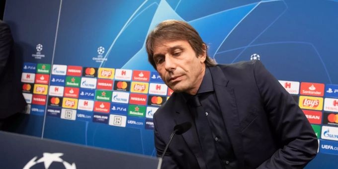 Mailands Trainer Antonio Conte nimmt zu einer Pressekonferenz auf dem Podium Platz. Borussia Dortmund trifft am Dienstag im Gruppenspiel der Gruppe F auf Inter Mailand. Pressekonferenz Inter Mailand