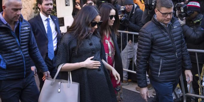 Meghan haut auf den Putz. Für ihre Babyparty reist die Amerikanerin im Februar 2019 für wenige Tage nach New York. Diese Sause stiess den Briten sauer auf. megN