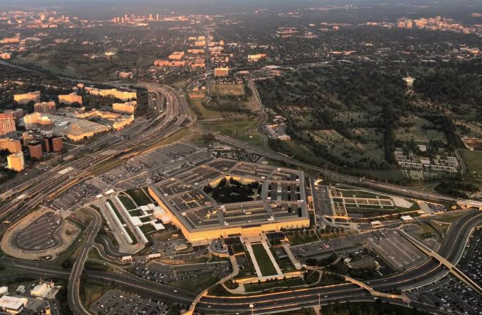 ARCHIV - 11.07.2018, USA, Washington D.C.: Das Pentagon (M), Hauptsitz des US-amerikanischen Verteidigungsministeriums, aufgenommen aus einem Flugzeug. Der Konflikt zwischen den USA und dem Iran spitzt sich mit der Tötung eines der ranghöchsten iranischen Generäle gefährlich zu. Das Pentagon in Washington übernahm die Verantwortung. Foto: Liu Jie/XinHua/dpa +++ dpa-Bildfunk +++ Konflikt Iran-USA - Pentagon