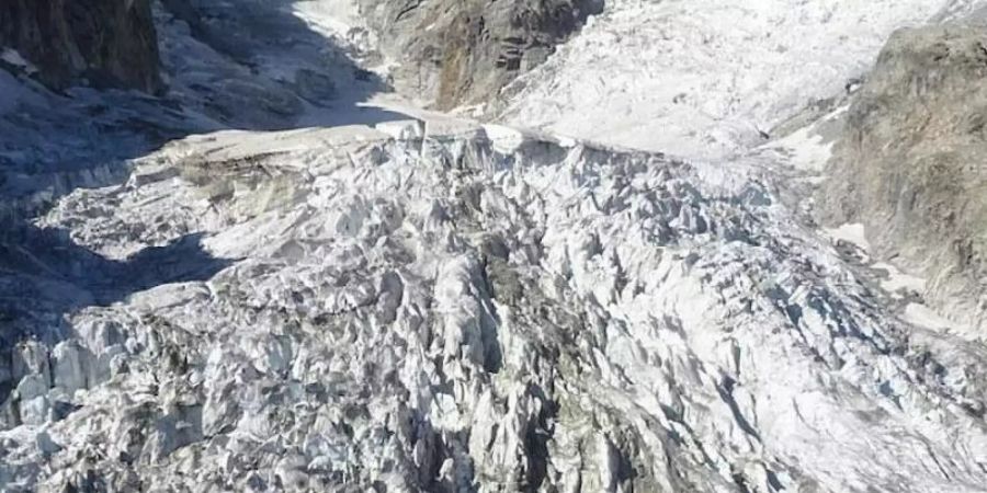 Teile des gewaltigen Planpinceux-Gletschers am Mont Blanc drohen auf italienischer Seite wegen steigender Temperaturen abzustürzen. Foto: Comune di Courmayeur/Fondazione Montagna Sicura/AP