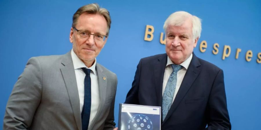 BKA-Chef Münch und Bundesinnenminister Seehofer (CSU)