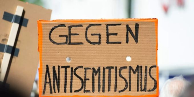 Schild auf Kundgebung in Hannover Schild auf Kundgebung in Hannover