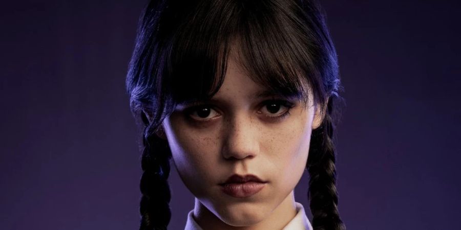 Im Mittelpunkt der Serie steht das Leben der titelgebenden «Addams Family»-Tochter «Wednesday», gespielt von Jenna Ortega.