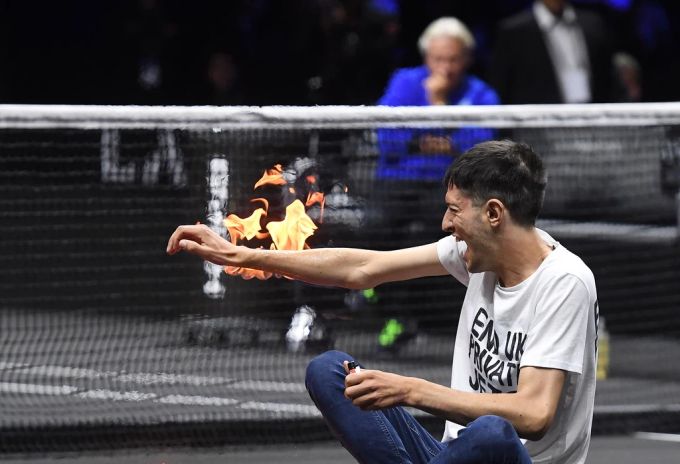 Hier zündet sich ein Aktivist den Arm an. Laver Cup