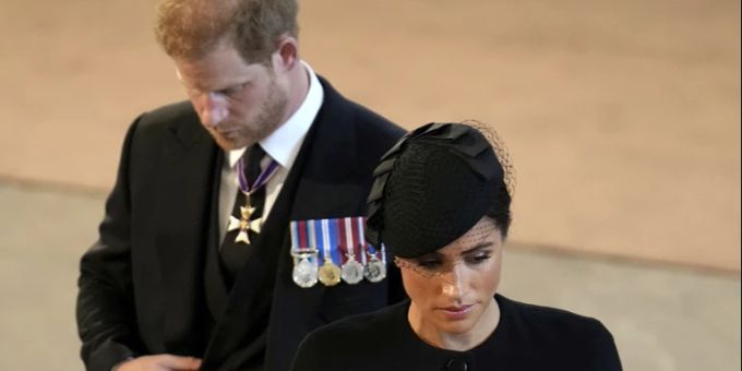 Prinz Harry und Meghan bei den Trauerfeierlichkeiten für Queen Elizabeth. prinz harry meghan markle