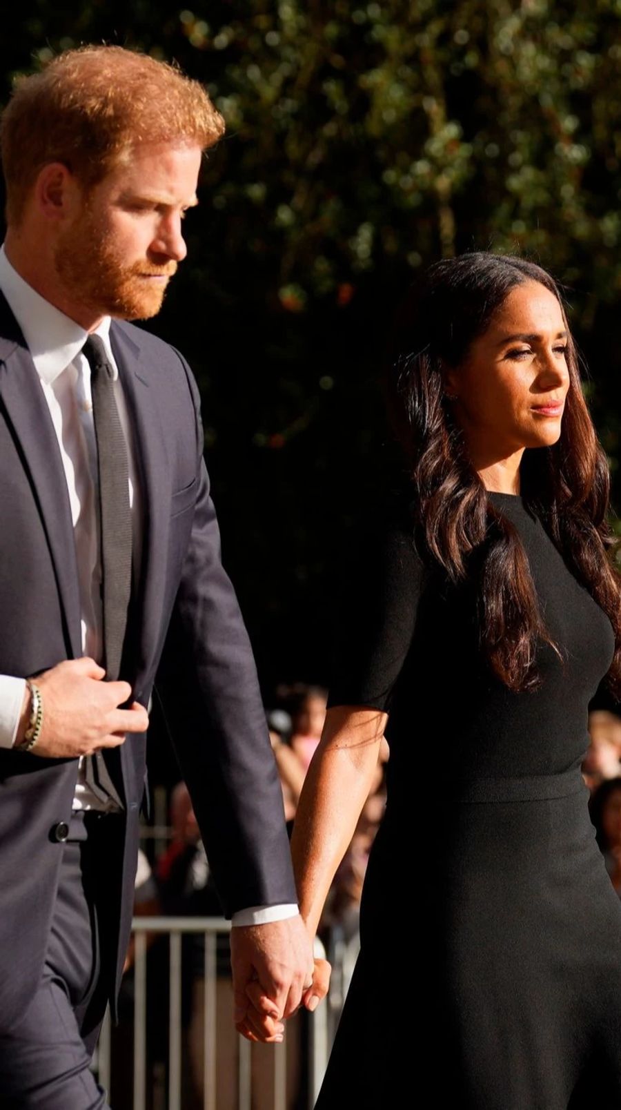 Der britische Prinz Harry und seine Frau Meghan nach dem Tod der Queen in Windsor.