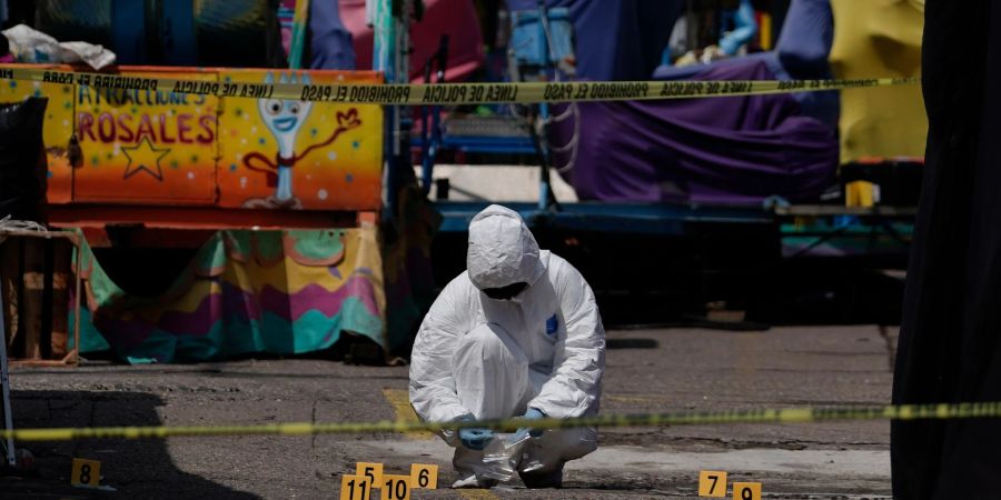 Ein forensischer Ermittler untersucht den Schauplatz eines Angriffs mit mehreren Toten in San Miguel Totolapan. Mexiko leidet seit Jahren unter einer Welle der Gewalt. 70 bis 90 Prozent der an Tatorten sichergestellten Waffen stammen laut einer aktuellen Klage aus den USA.