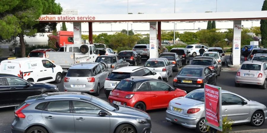 In Frankreich stehen Autos an einer Tankstelle Schlange.