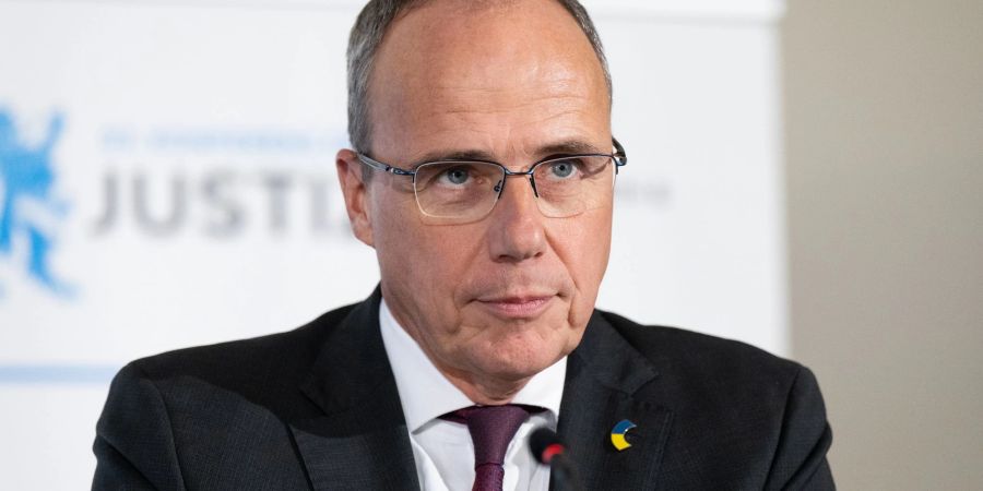 Hessens Innenminister Peter Beuth (CDU) nach einer gemeinsamen Konferenz der deutschen Innen- und Justizminister in München.