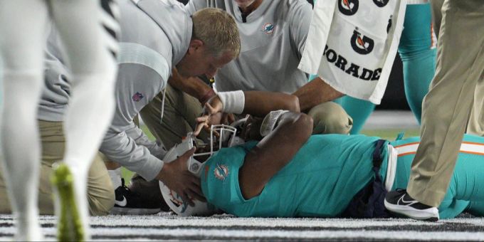 Damar Hamlin: NFL-Spieler auf Rasen reanimiert - Spielabbruch - Sport -  SZ.de