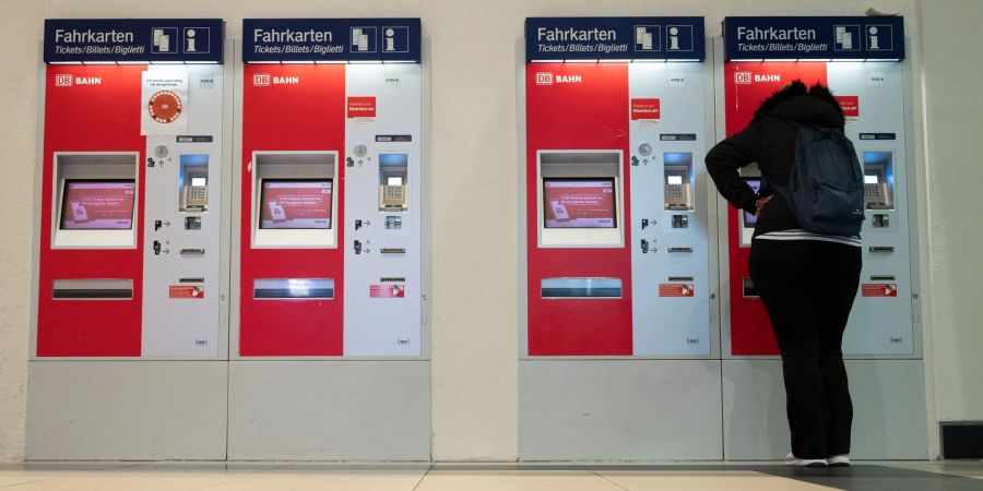 Bahnfahrten im Fernverkehr werden teurer.