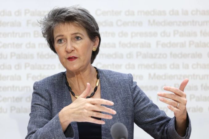 Bundesrätin Simonetta Sommaruga (SP/BE) hält eine Reduktion der Geschwindigkeit auf Autobahnen für unnötig: «Russland ist für die Schweiz kein bedeutender Lieferant für Erdölprodukte». (Archivbild) Tempo 80 Glättli Sommaruga