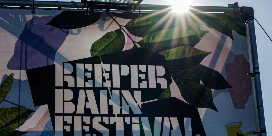 Die Sonne scheint über einem Logo des Reeperbahn-Festivals. Das Festival lockt wieder Musikfreunde nach Hamburg. Es ist auch Branchentreff.