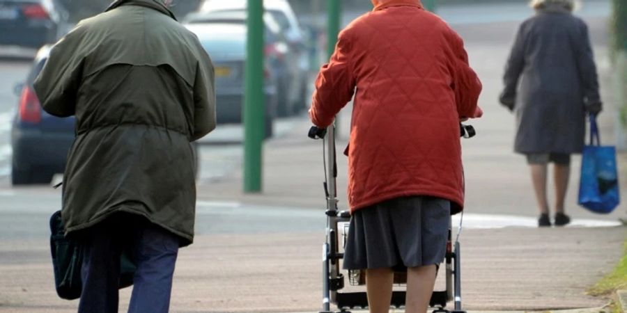 Ältere Menschen auf einer Strasse