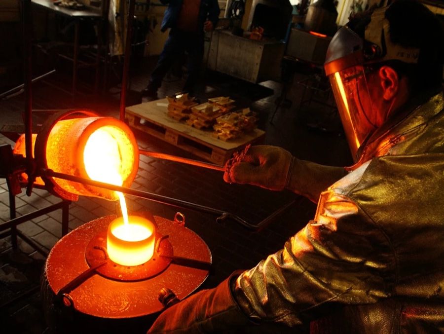 Ein Mitarbeiter der Raffinerie Metalor Technologies International SA in Neuenburg schmilzt Gold.