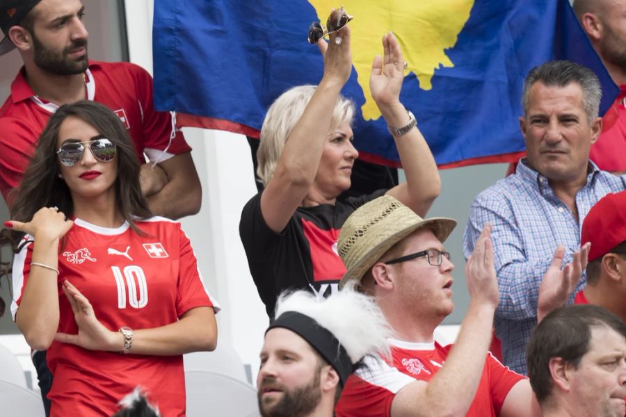 Leonita besucht das Spiel zwischen der Schweiz und Albanien an der EM 2016 mit den Eltern von Granit Xhaka.