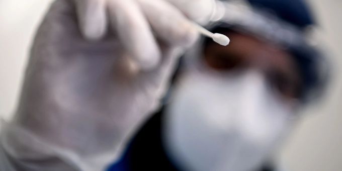 Ein Arzt bereitet in Berlin die Probe für einen PCR-Test vor. Ein Arzt bereitet in Berlin die Probe für einen PCR-Test vor.