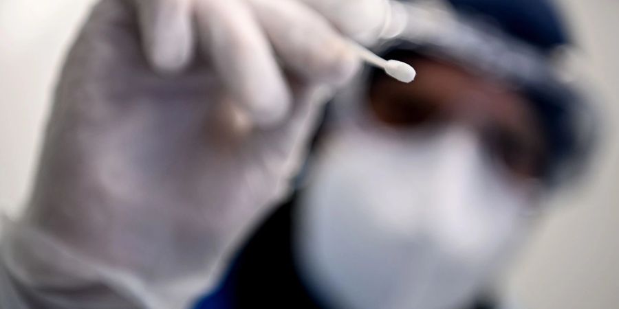 Ein Arzt bereitet in Berlin die Probe für einen PCR-Test vor.