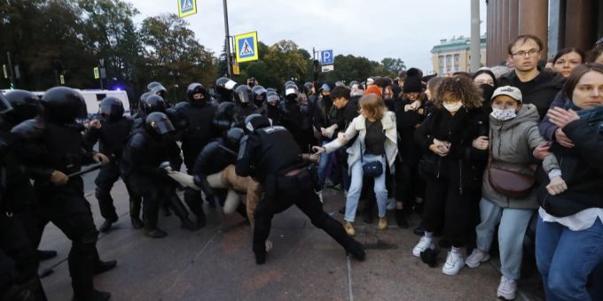 Einige Russen protestieren gegen die Teilmobilmachung. Ukraine krieg