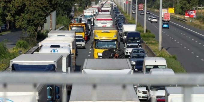 Die stark befahrene belgische Autobahn E40 Die stark befahrene belgische Autobahn E40