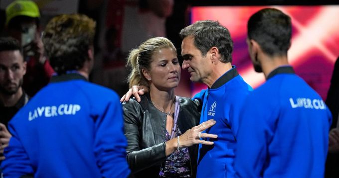 Roger Federer wird nach dem letzten Match seiner Karriere von seiner Frau Mirka umarmt. Trost