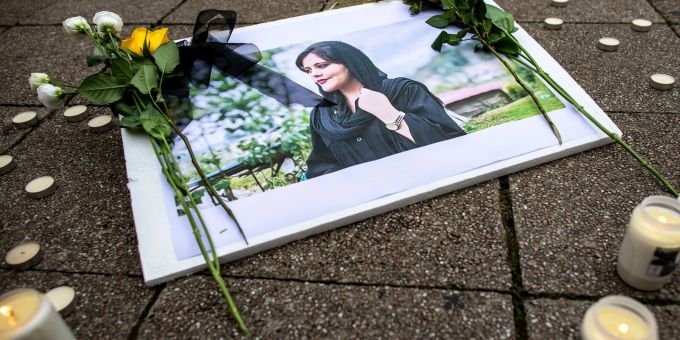 Das Bild der verstorbenen Iranerin Mahsa Amini bei einer Kundgebung in der deutschen Stadt Essen. Mahsa Amini Iran