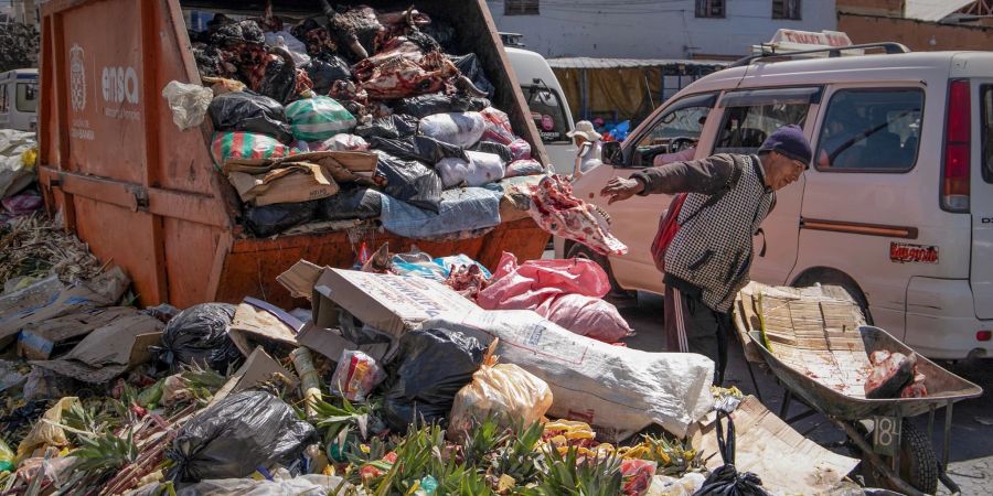 Nach der tagelangen Blockade durch die Einwohner Cochabambas stapelt sich der Müll auf den Strassen der bolivianischen Stadt.