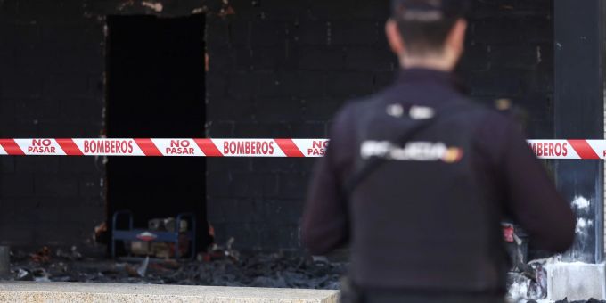 Ein Polizist am Unglücksort: Bei einer Explosion und einem anschliessenden Brand in einem Wohnhaus in Spanien ist ein Fünfjähriger ums Leben gekommen. polizist spanien explosion
