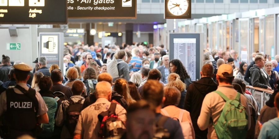 Volle Flughallen, Probleme mit dem Gepäck - vielen Flugreisenden wurde der Start in den Urlaub in diesem Jahr vergrätzt.