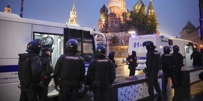Polizisten in Moskau stehen bereit. In Russland gibt es derzeit heftige Proteste gegen Putins Teilmobilmachung. Proteste Russland